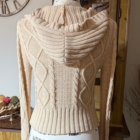 Women's Cream Cable Knit Hooded Sweater - Picture 3 of 7